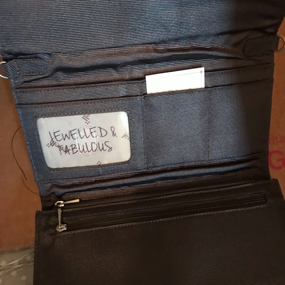 Scene stealer clutch